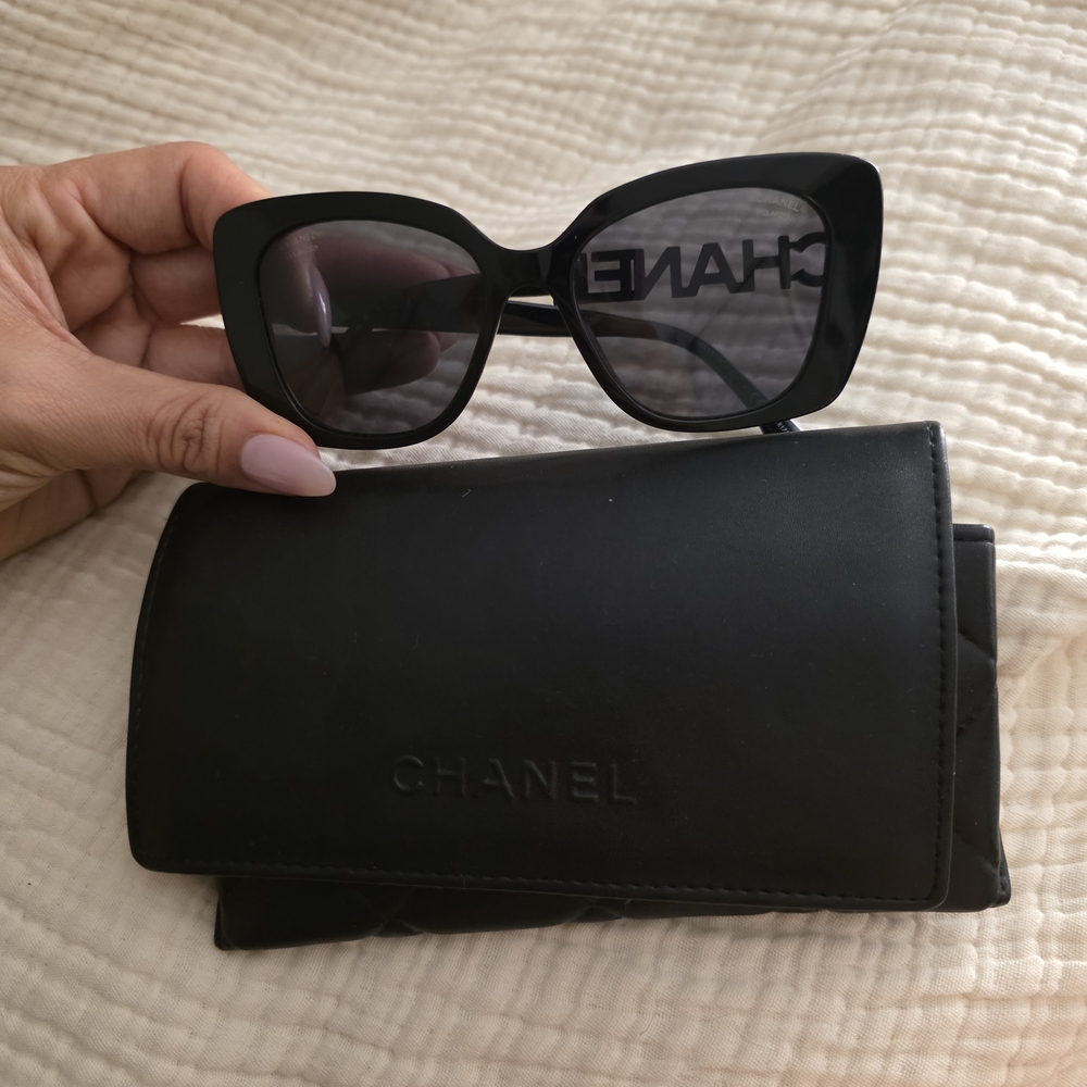 CHANEL Chic Black Sunglasses